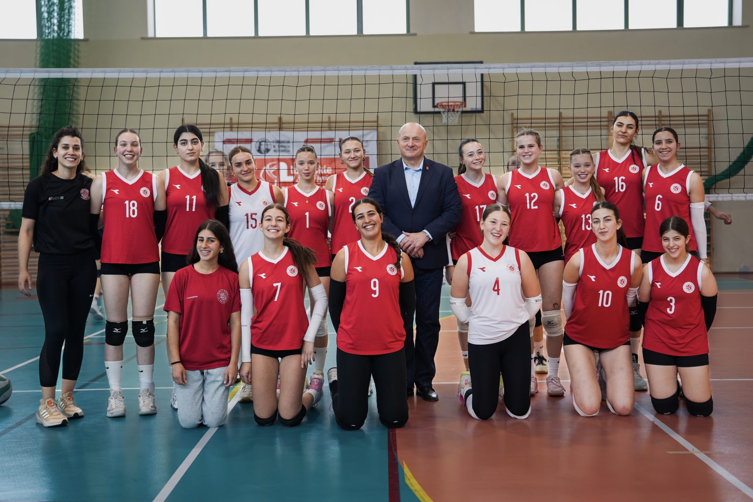 Goście Forum Rowerowego gromadzą się oraz uzyskują informację. W pobliżu stoi plakat promujący Program Polska - Ukraina 2021 - 2027