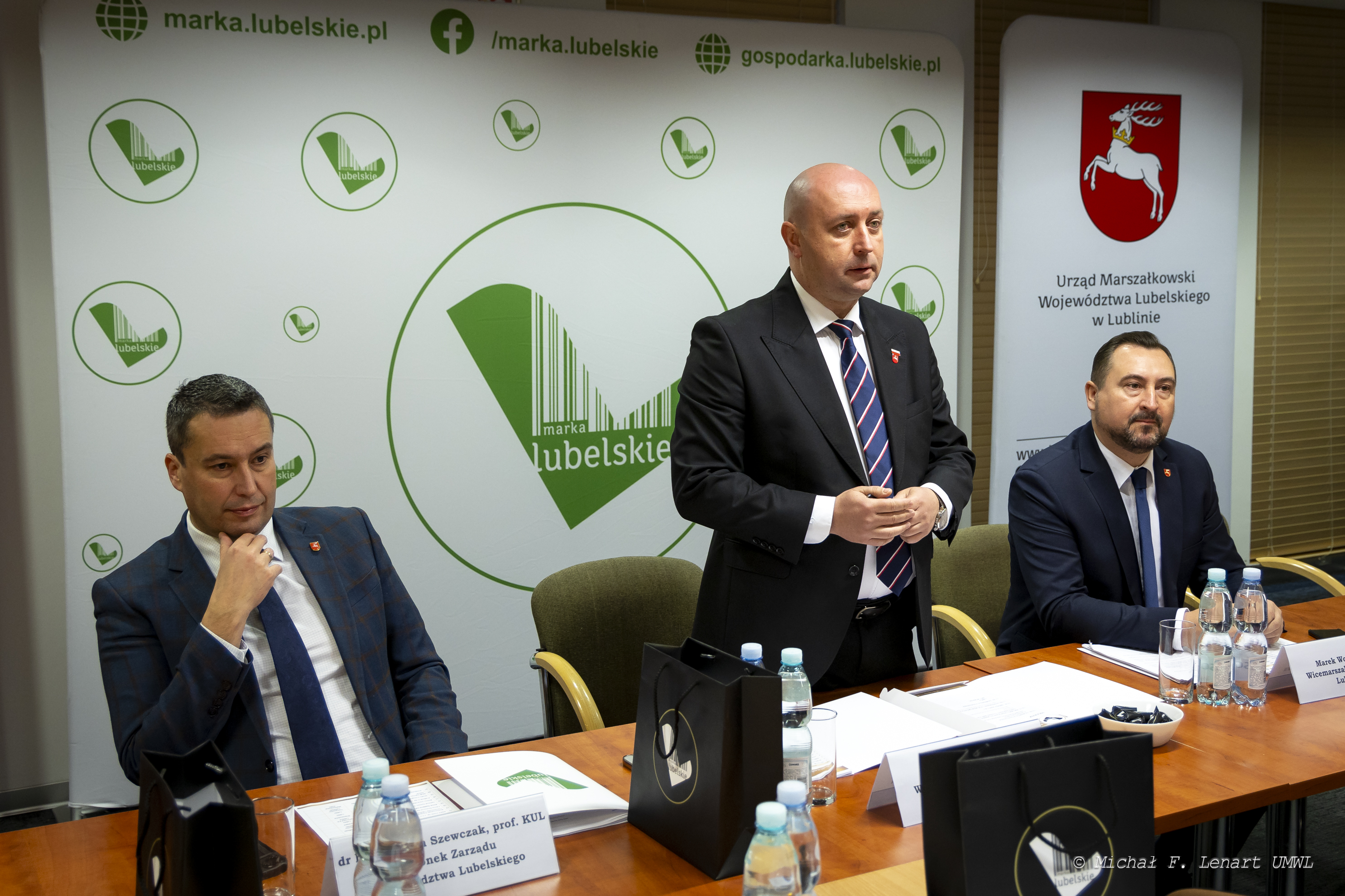 Członkowie Zarządu podczas spotkania, wicemarszałek Piotr Breś zwraca się do zebranych