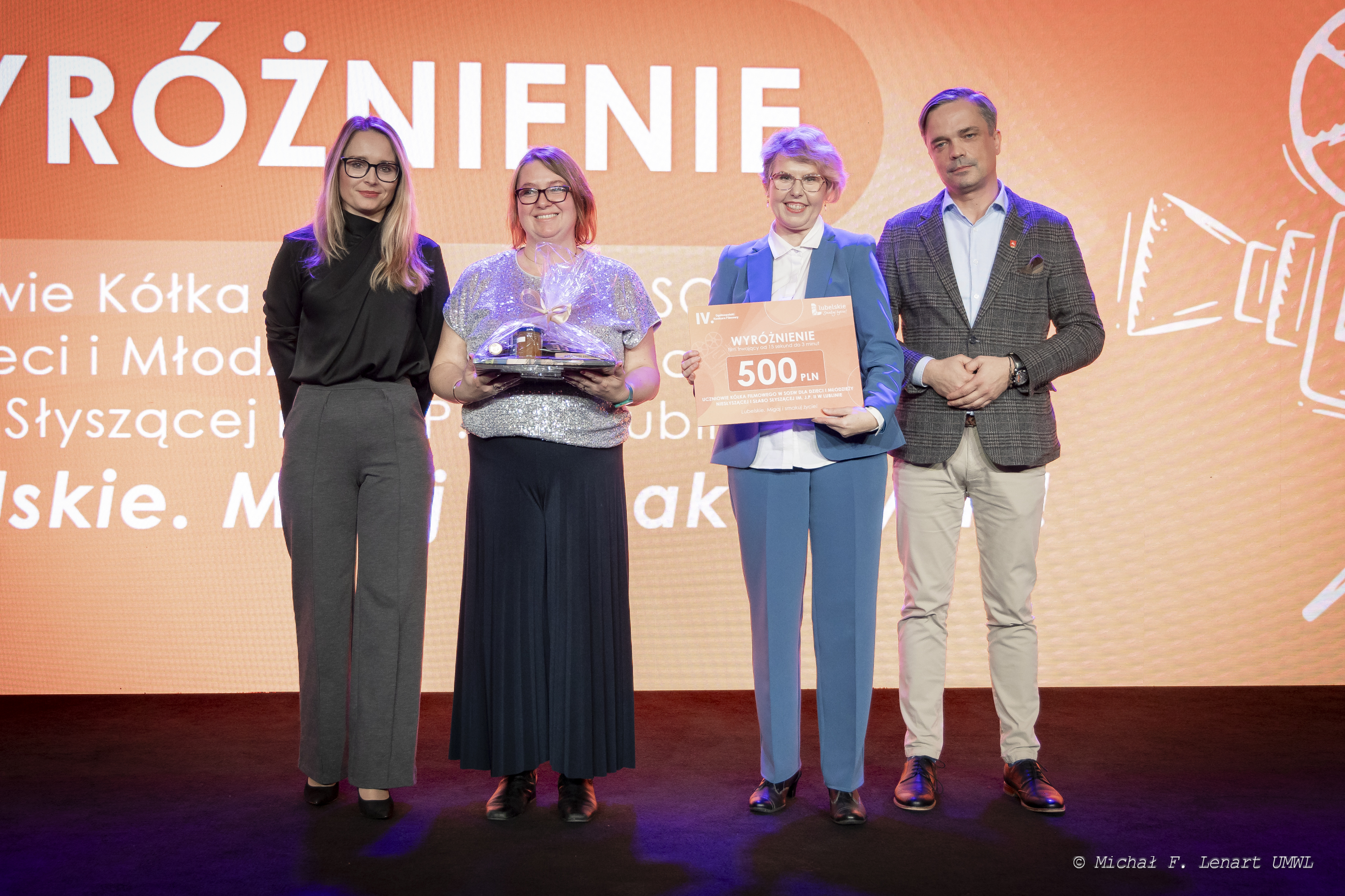 Laureatki konkursu w towarzystwie przedstawicieli komisji konkursowej