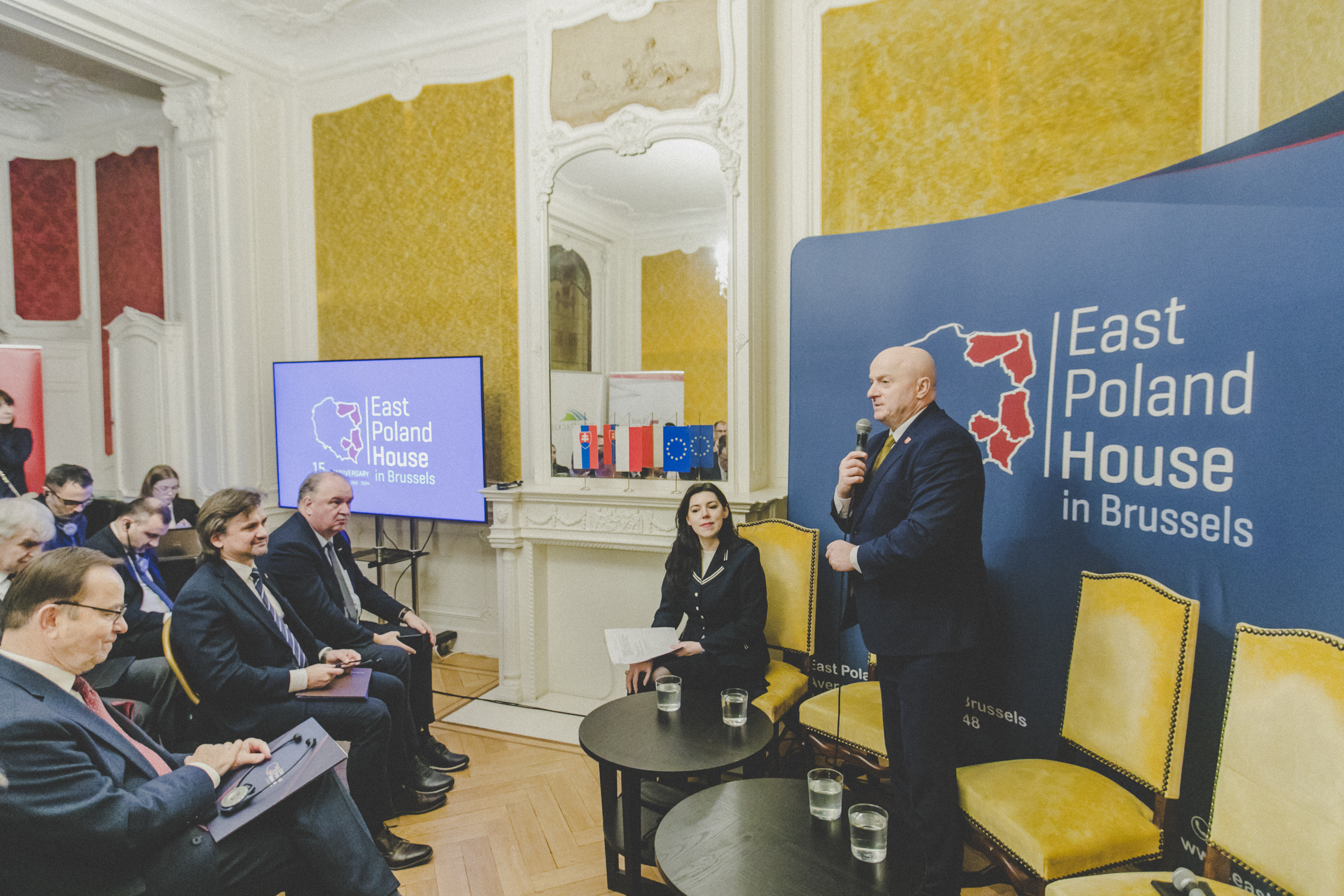 Marszałek Jarosław Stawiarski stoi w małej sali konferencyjnej w Domu Polski Wschodniej i zwraca się do uczestników spotkania