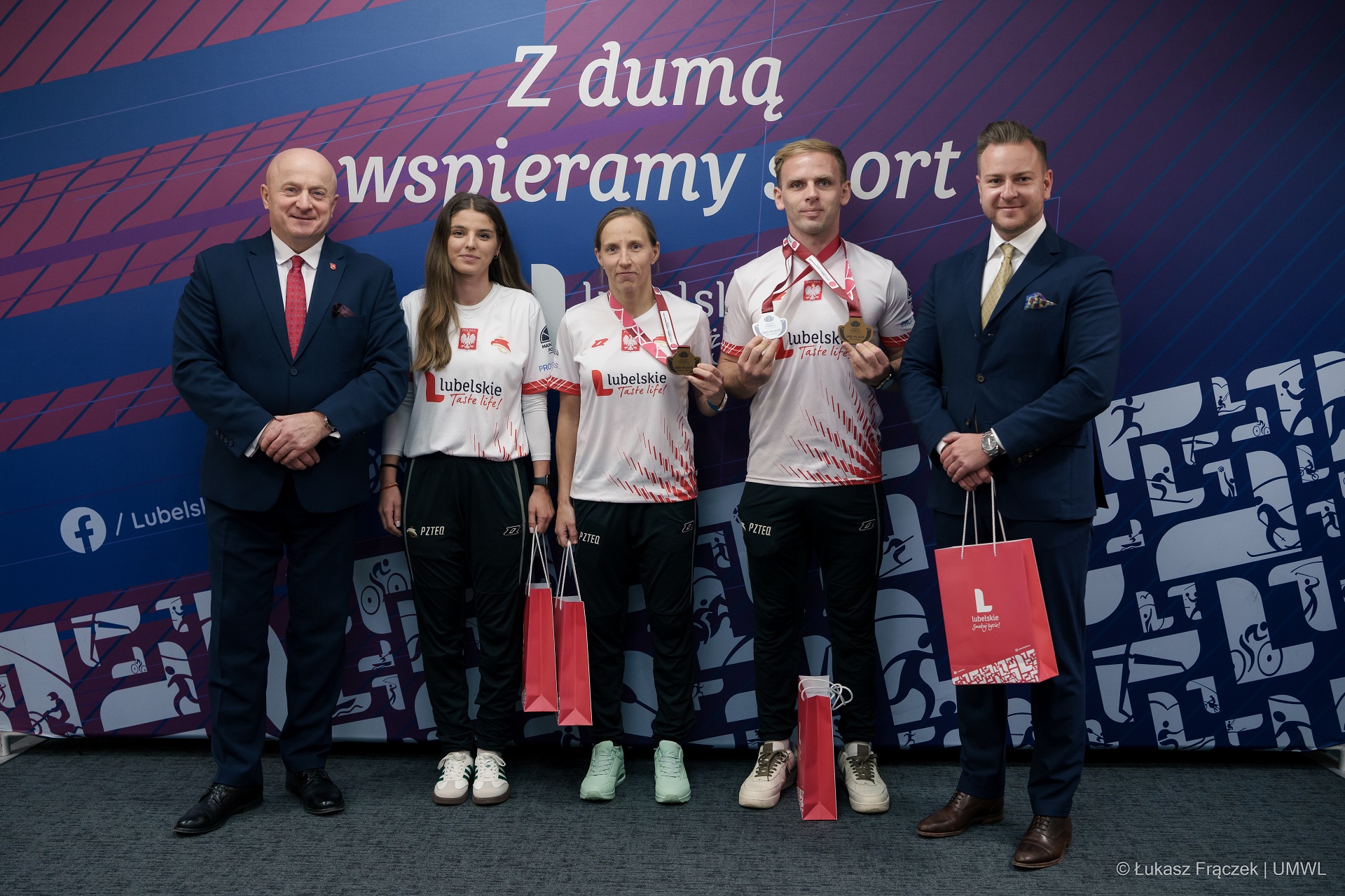 Jarosław Stawiarski pozuje do zdjęcia wraz z drużyną teqballu i ich trenerem