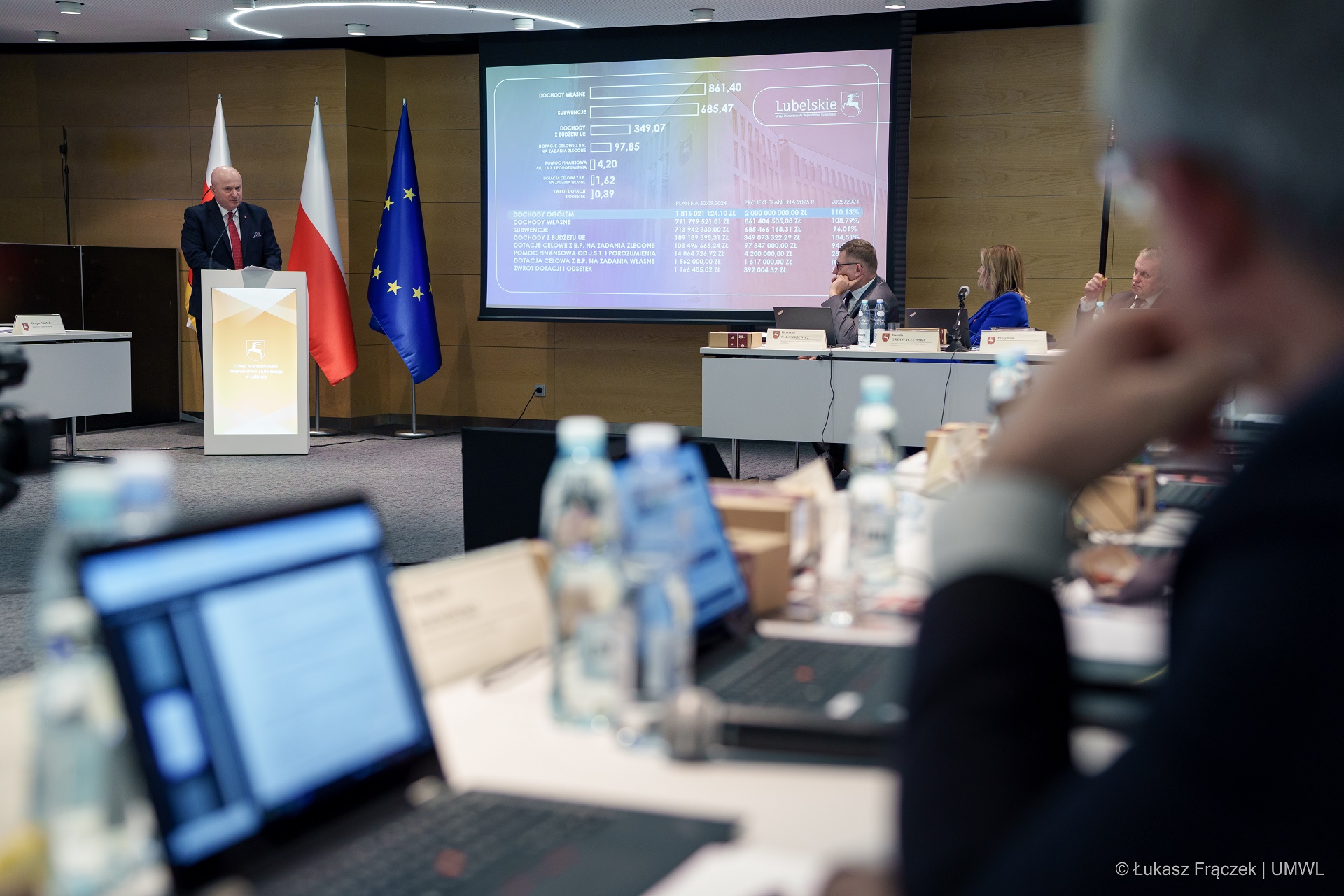 Marszałek Jarosław Stawiarski przedstawia prezentację z budżetem planowanym na 2025 rok