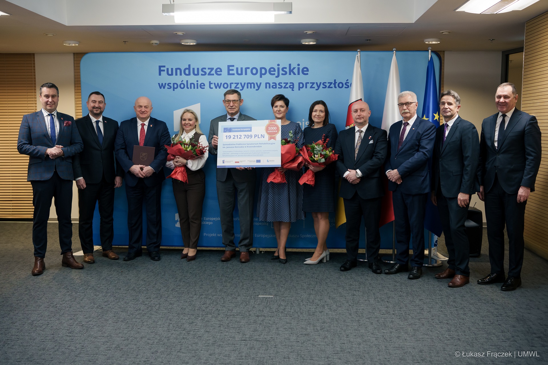 Wspólne zdjęcie przedstawicieli władz samorządowych orz beneficjentów którzy podpisali tysiączną umowę