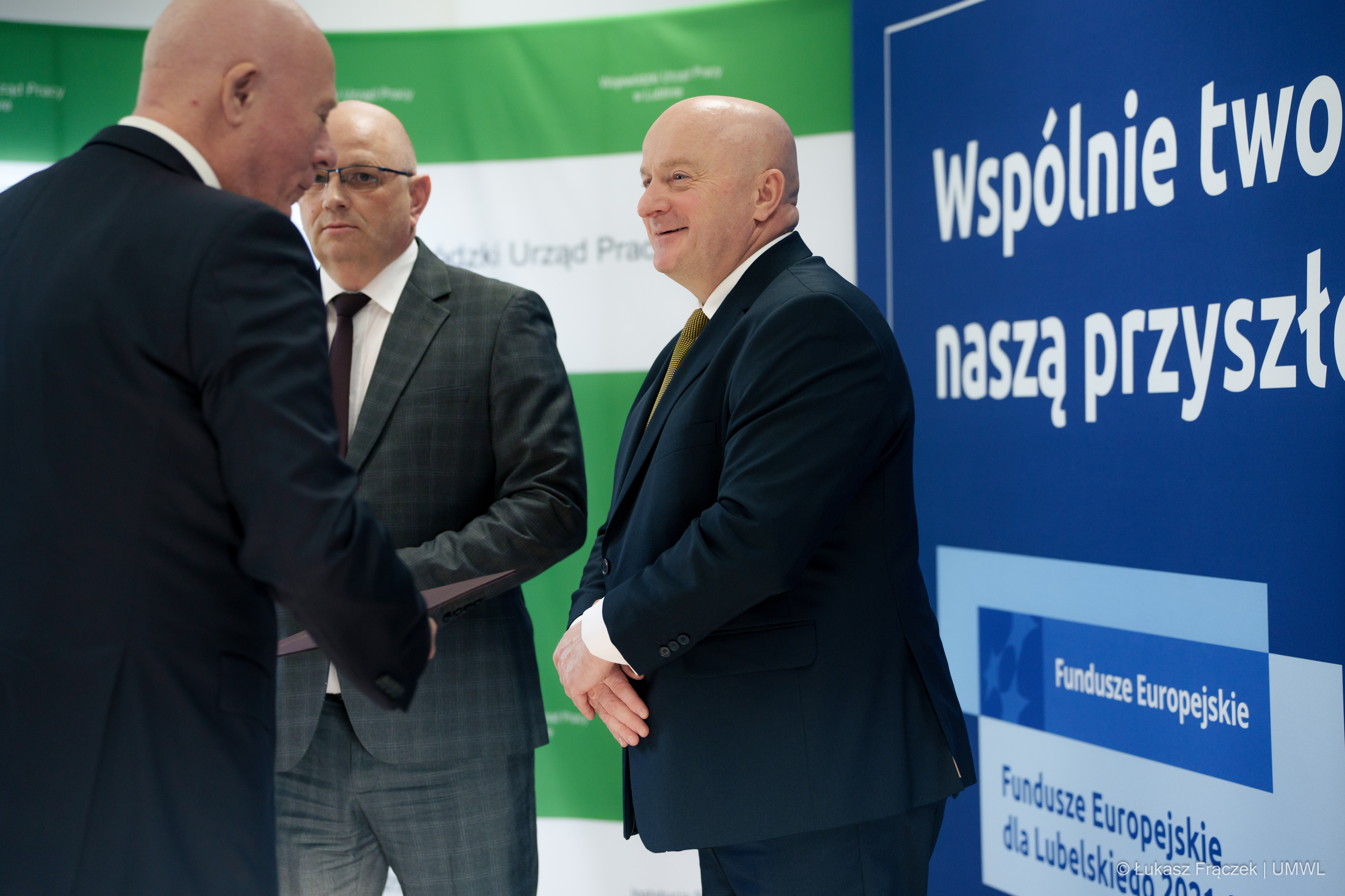 Marszałek Jarosław Stawiarski gratuluje beneficjentowi programu, obok stoi dyrektor WUP Tomasz Pitucha