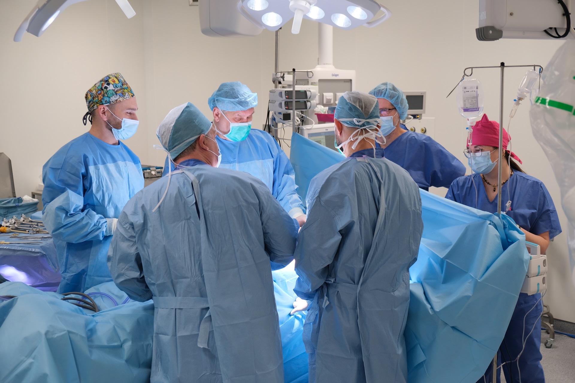 Kilku chirurgów na sali operacyjnej podczas zabiegu