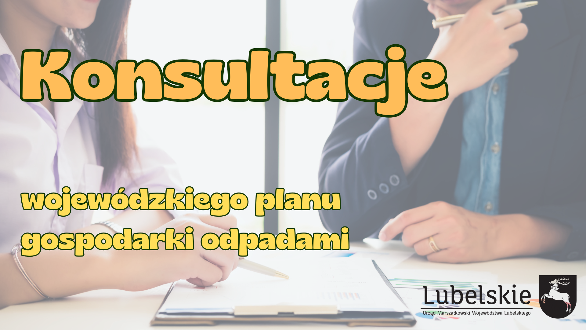 Napis: "Konsultacje wojewódzkiego planu gospodarki odpadami". W tle zdjęcie dwóch osób siedzących nad dokumentami. Logo Województwa Lubelskiego.