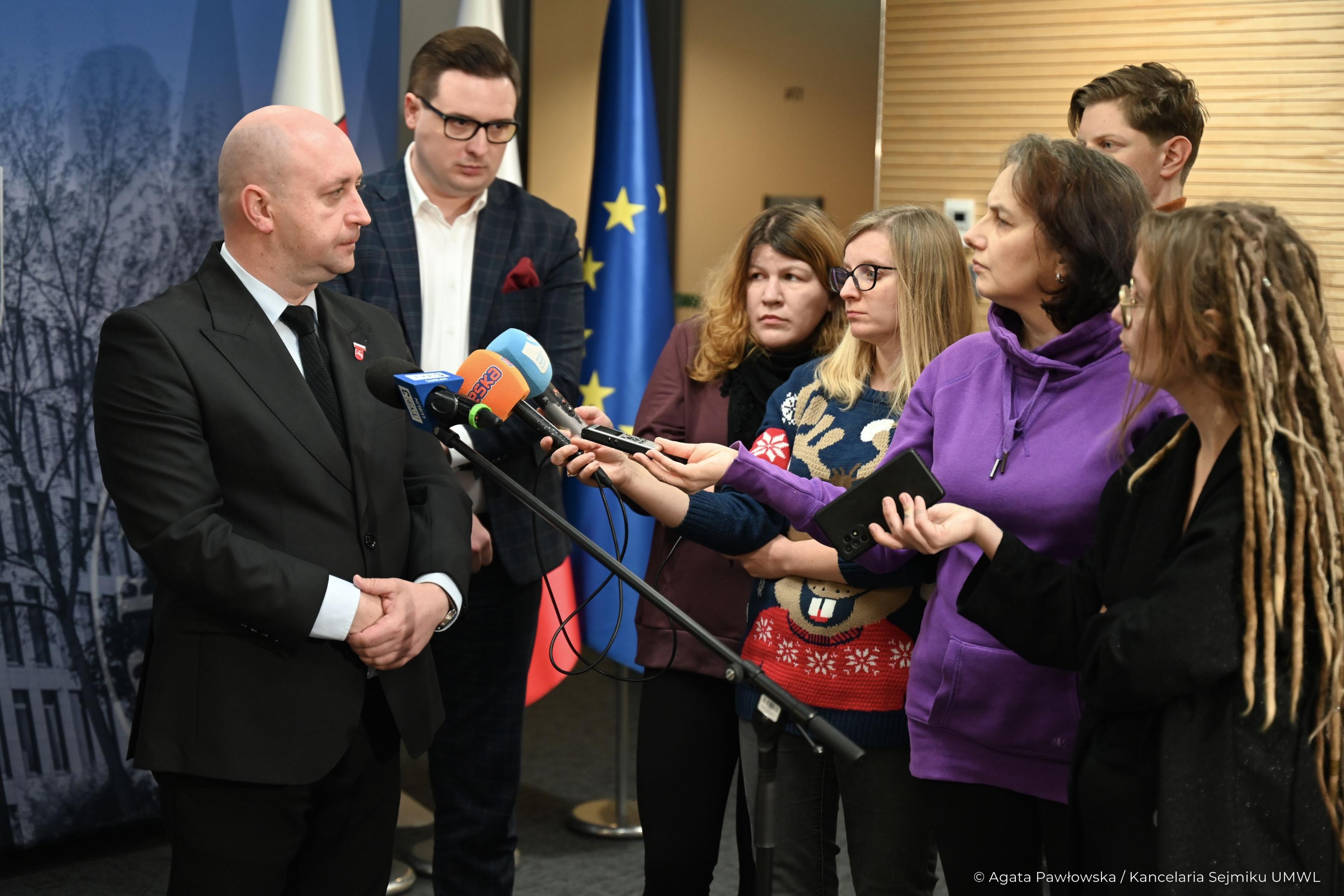Wicemarszałek województwa lubelskiego Piotr Breś podczas konferencji prasowej