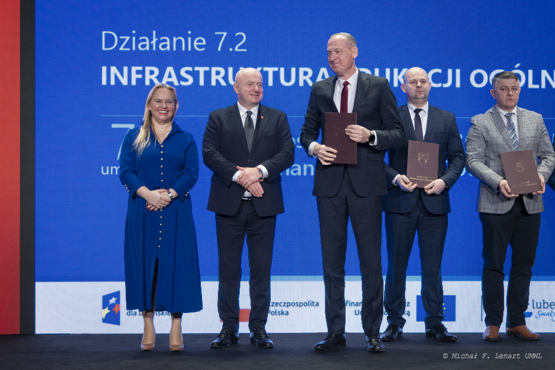 Marszałek Jarosław Stawiarski pozuje do zdjęcia z dwójką beneficjentów