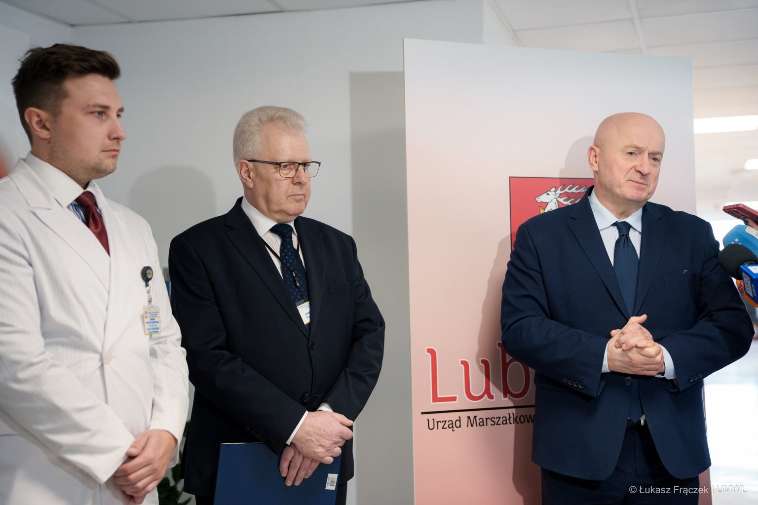 Marszałek Jarosław Stawiarski w towarzystwie dyrektora szpitala Piotra Mateja oraz kierownika Oddziału Neurochirurgii Cezarego Grochowskiego