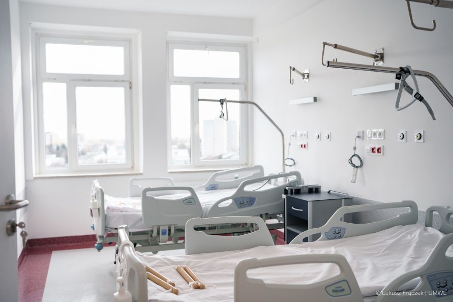Sala szpitalna z łóżkami gotowymi na przyjęcia pacjentów