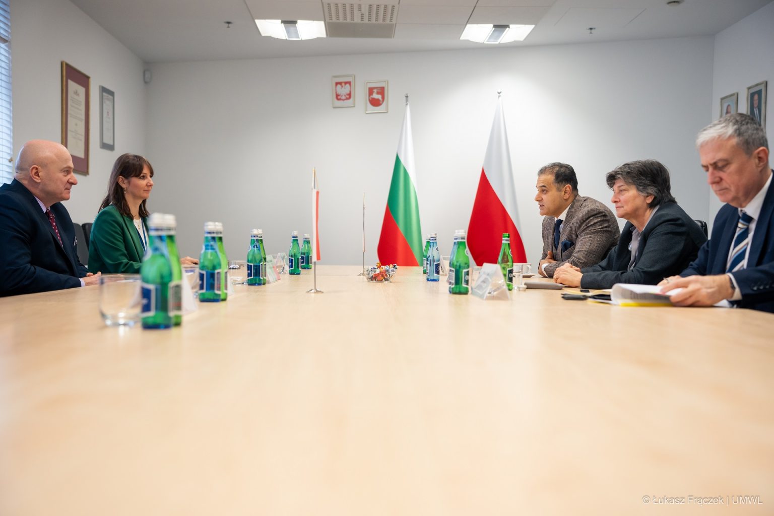 Przedstawiciele samorządu województwa lubelskiego oraz ambasady Bułgarii podczas wspólnej rozmowy w sali konferencyjnej