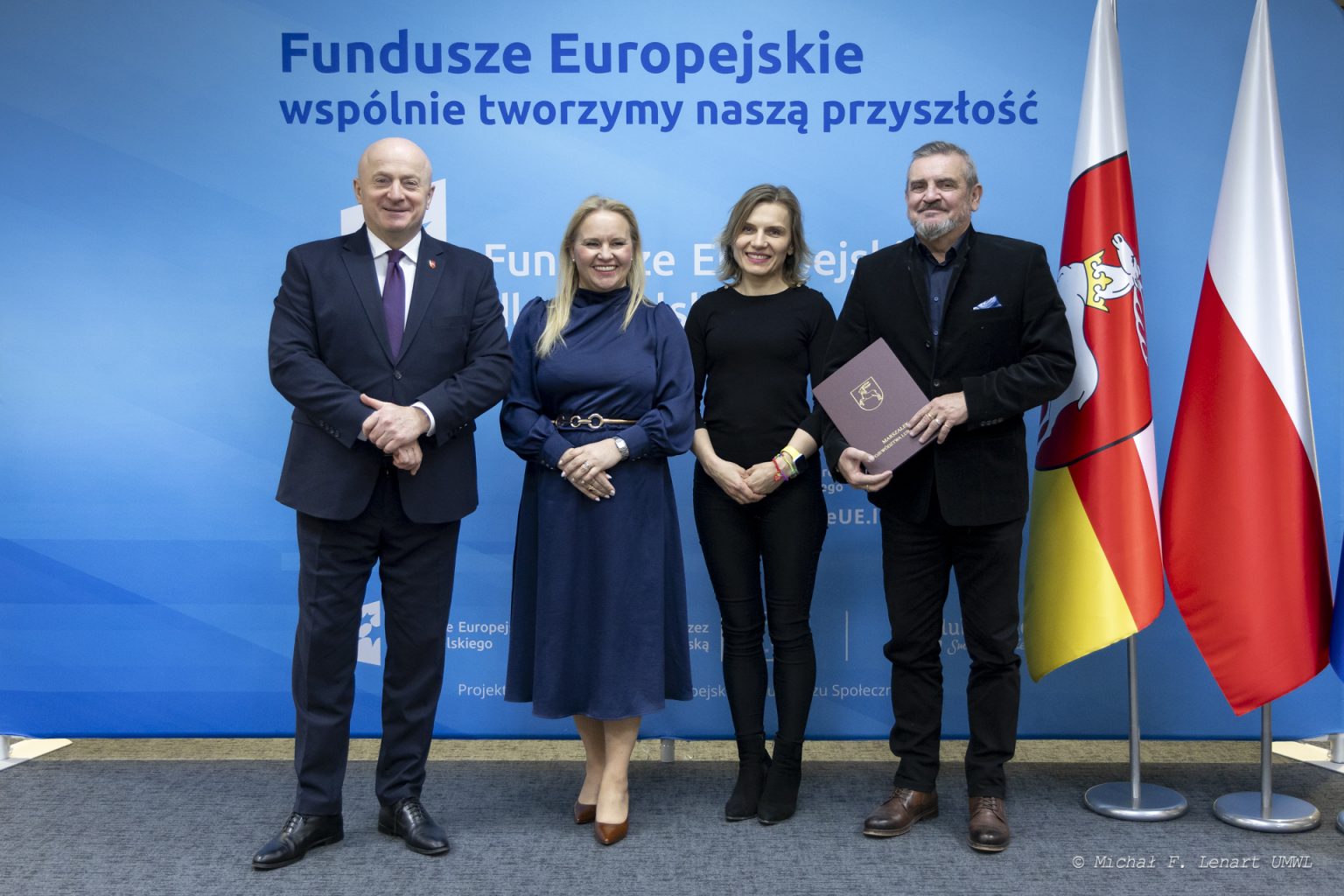 Marszałek Jarosław Stawiarski i Dyrektor Anna Brzyska pozują do zdjęcia wspólnie z beneficjentami