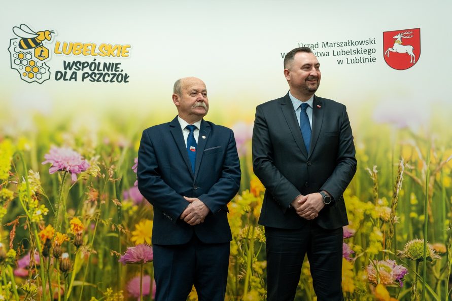 Wicemarszałek Marek Wojciechowski wraz z przedstawicielem związku pszczelarzy