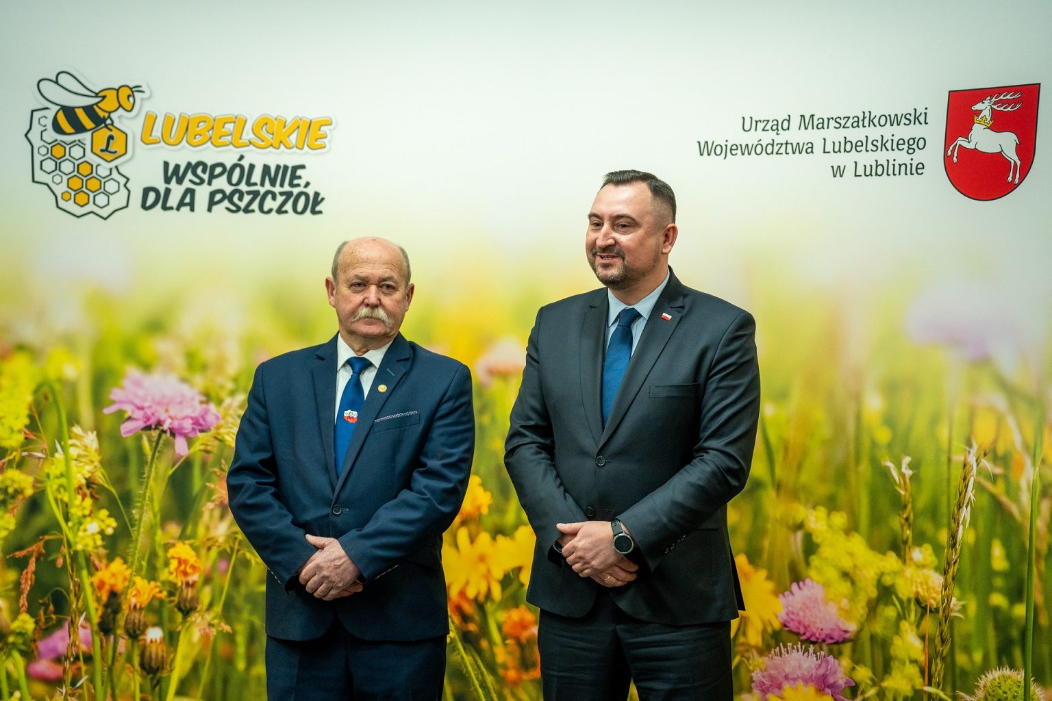 Wicemarszałek Marek Wojciechowski wraz z przedstawicielem związku pszczelarzy