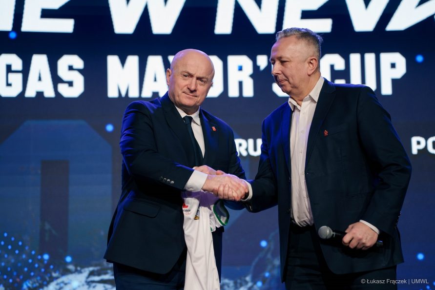 Marszałek Jarosław Stawiarski podaje rękę