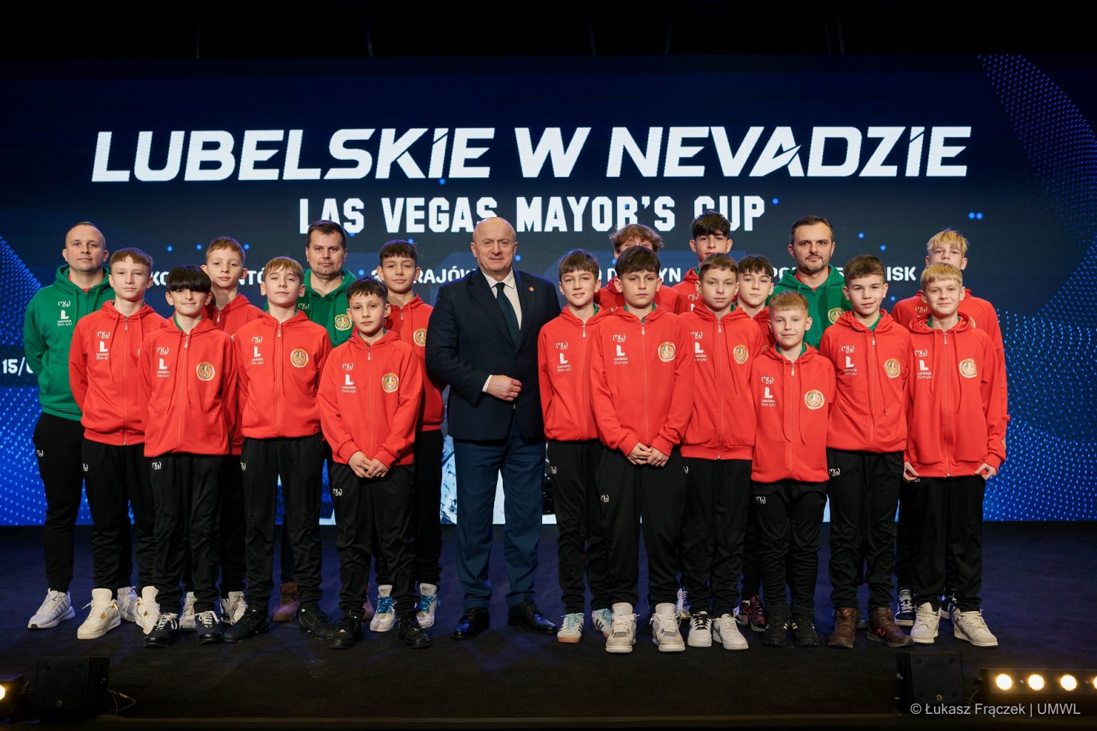 Marszałek Jarosław Stawiarski na wspólnym zdjęciu z drużyną reprezentacji U-13