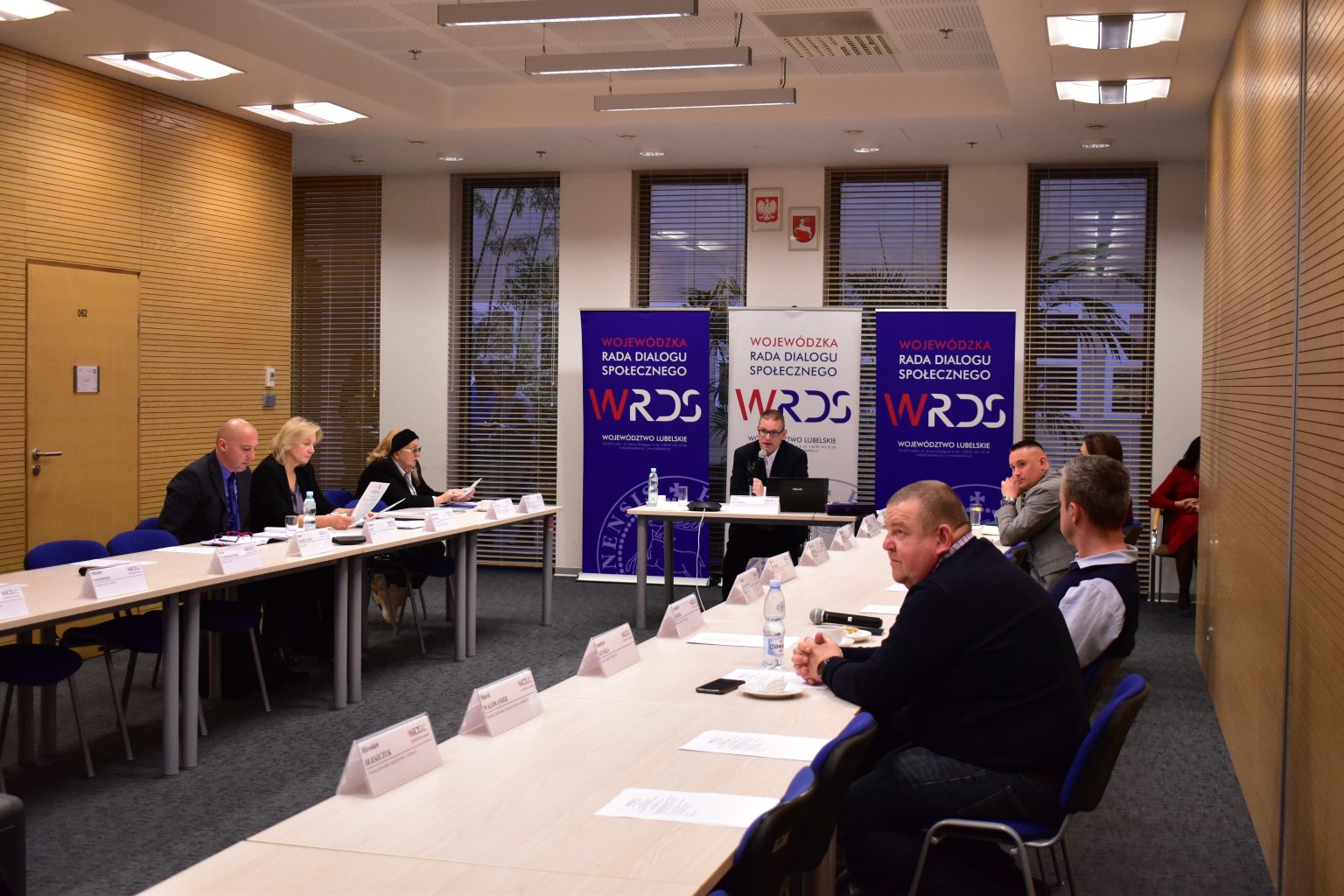 Członkowie i goście na posiedzeniu Stałego Zespołu Roboczego ds. Infrastruktury i Transportu