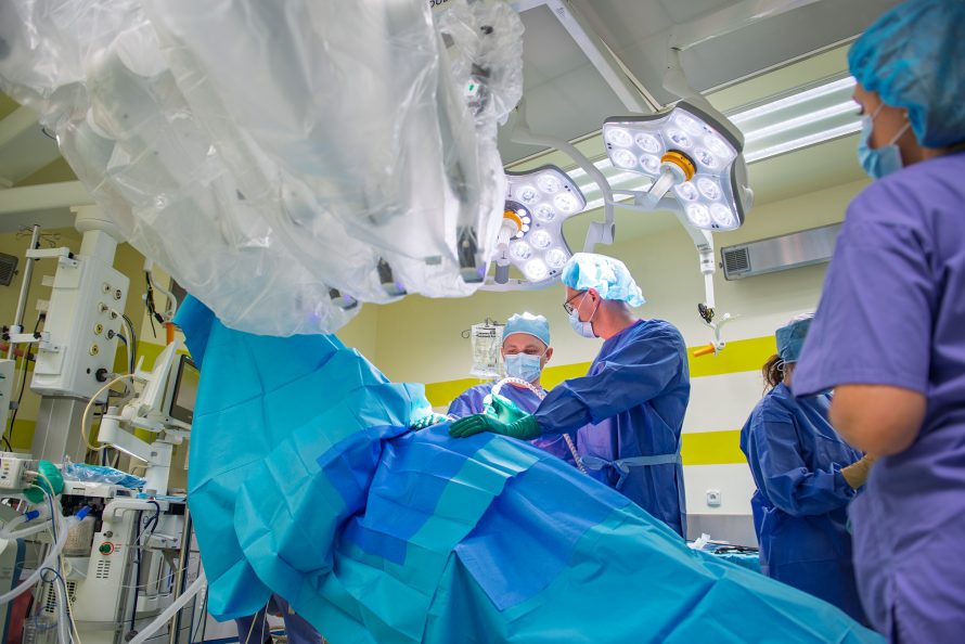 Dwóch chirurgów przy stole operacyjnym podczas zabiegu