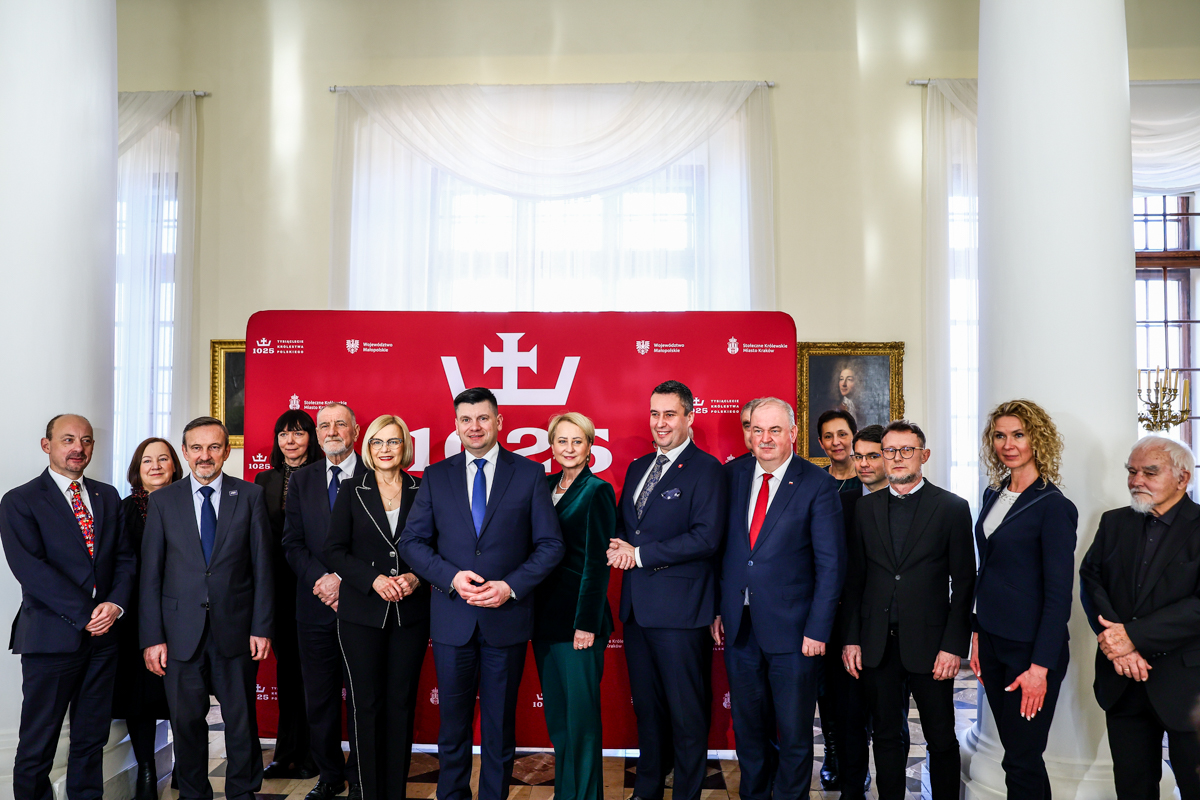 Przedstawiciele urzędów marszałkowskich biorących udział w konferencji z okazji setnej rocznicy koronacji Bolesława Chrobrego