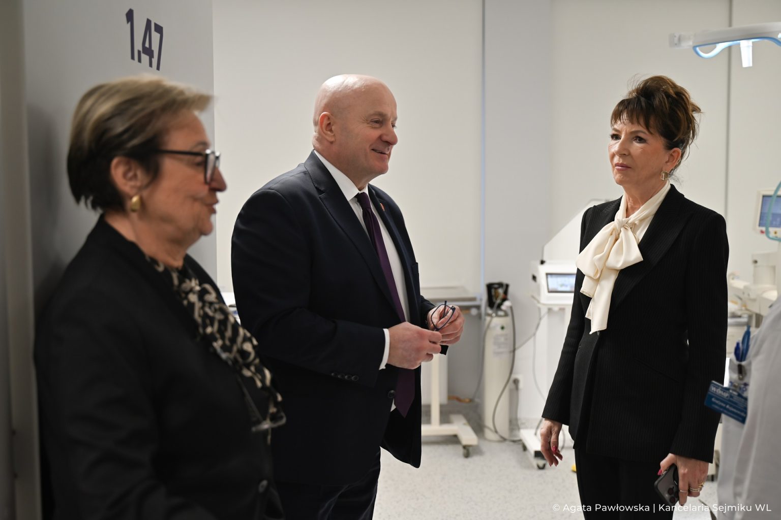 Marszałek Jarosław Stawiarski podczas rozmowy z dyrekcją WOMP
