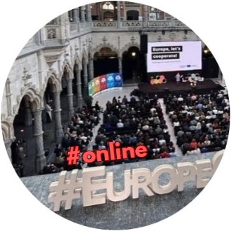 Widok z góry na poprzednią edycję wydarzenia - duża grupa ludzi siedzi na dziedzińcu