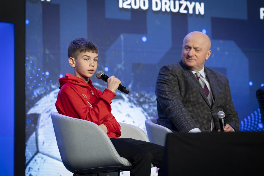 Marszałek Jarosław Stawiarski wraz z młodym zawodnikiem drużyny podczas konferencji