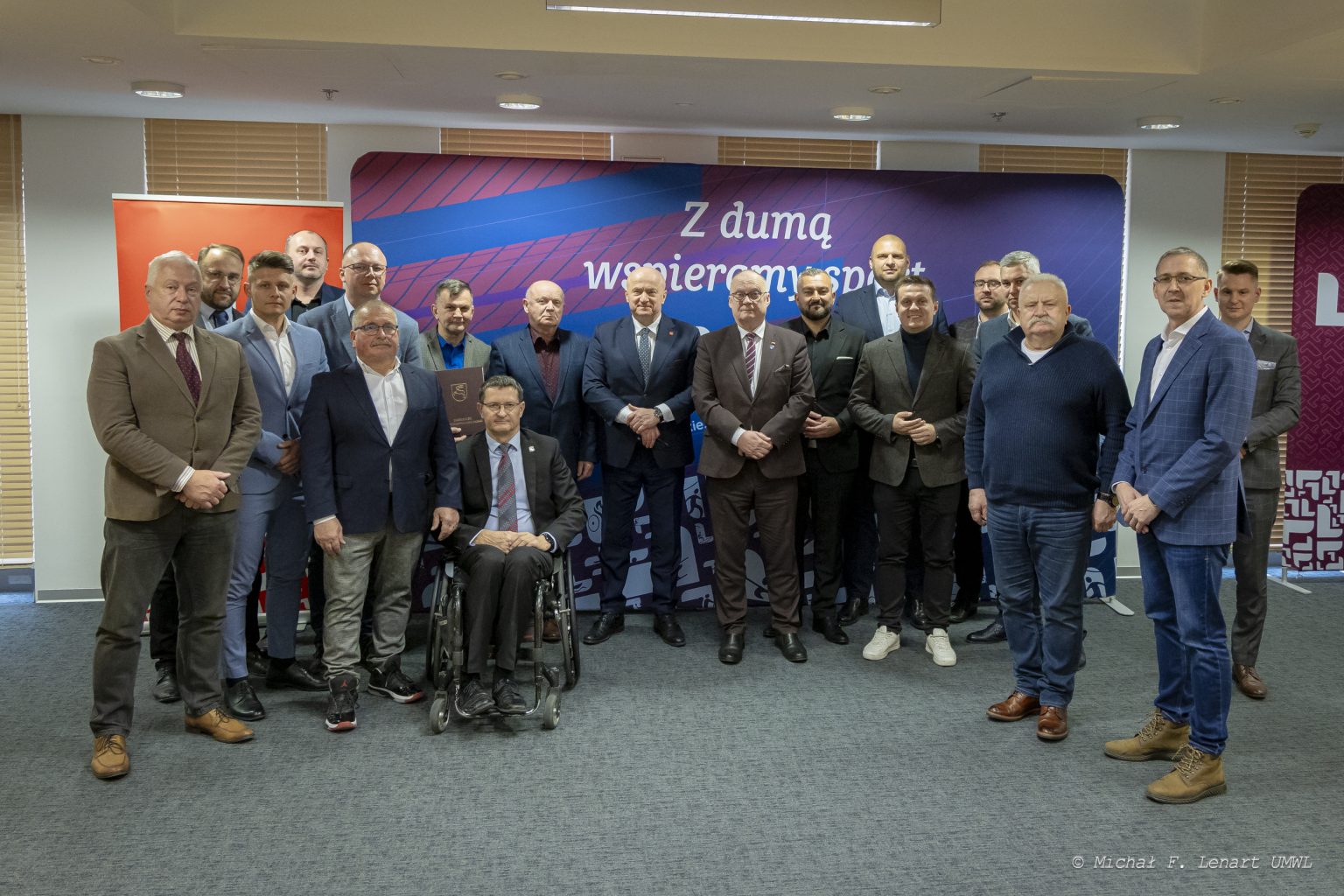 Uczestnicy I posiedzenia Wojewódzkiej Rady sportu na wspólnym zdjęciu