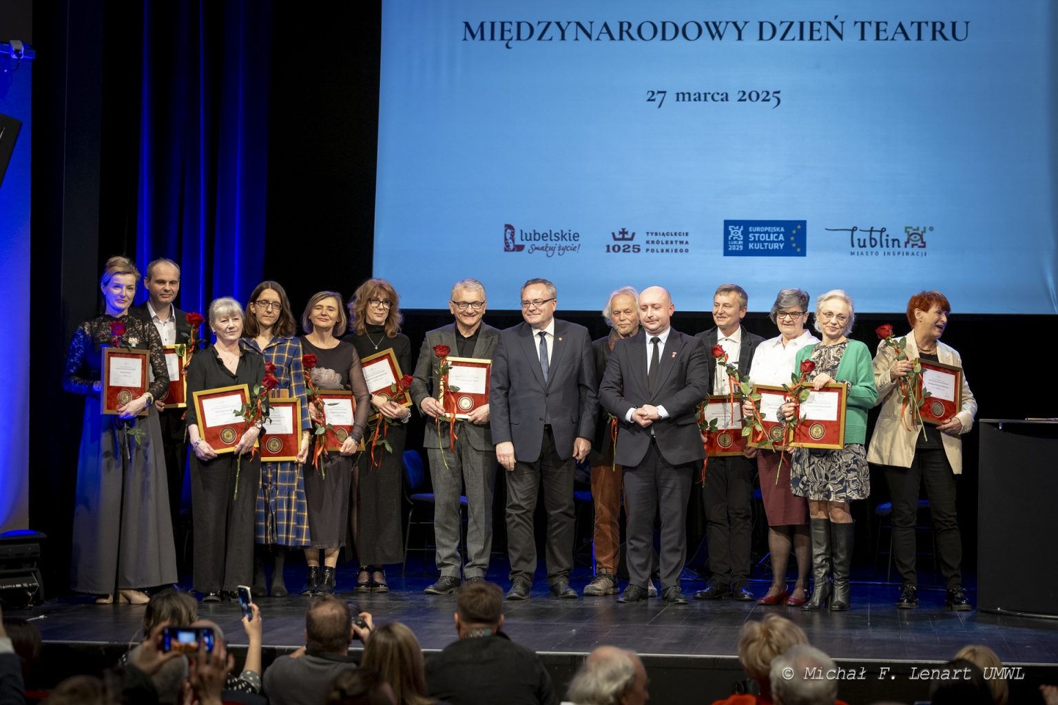 Nagrodzeni podczas Dni Teatru w towarzystwie wicemarszałka Piotra Bresia