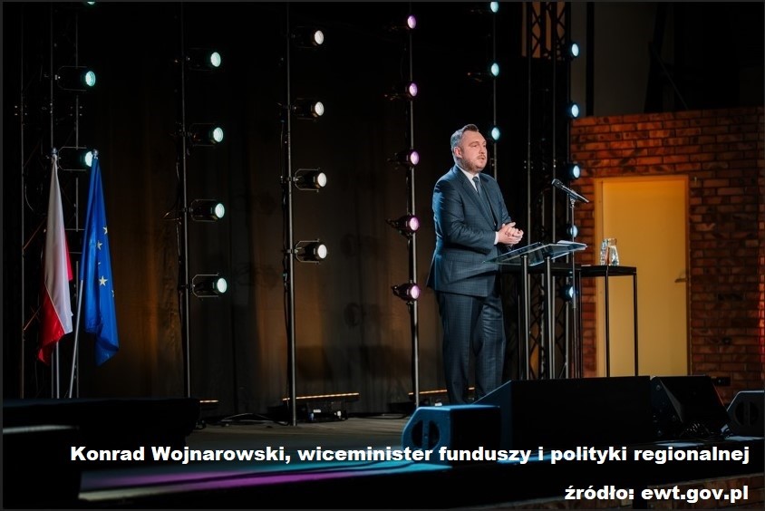 Wiceminister funduszy i polityki regionalnej na podium