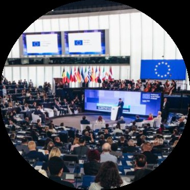 Pełna sala ludzi na Konferencji Komisji Europejskiej