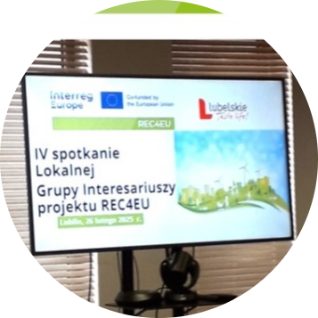 Przybliżenie na monitor z nazwą spotkania