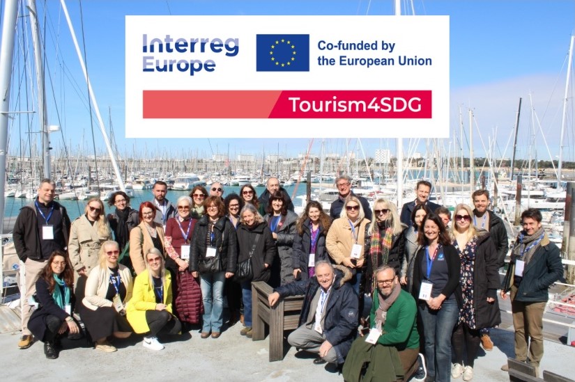 Uczestnicy spotkania partnerskiego na tle portu miasta La Rochelle