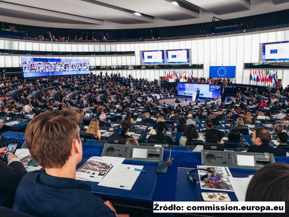 Pełna sala ludzi na Konferencji Komisji Europejskiej