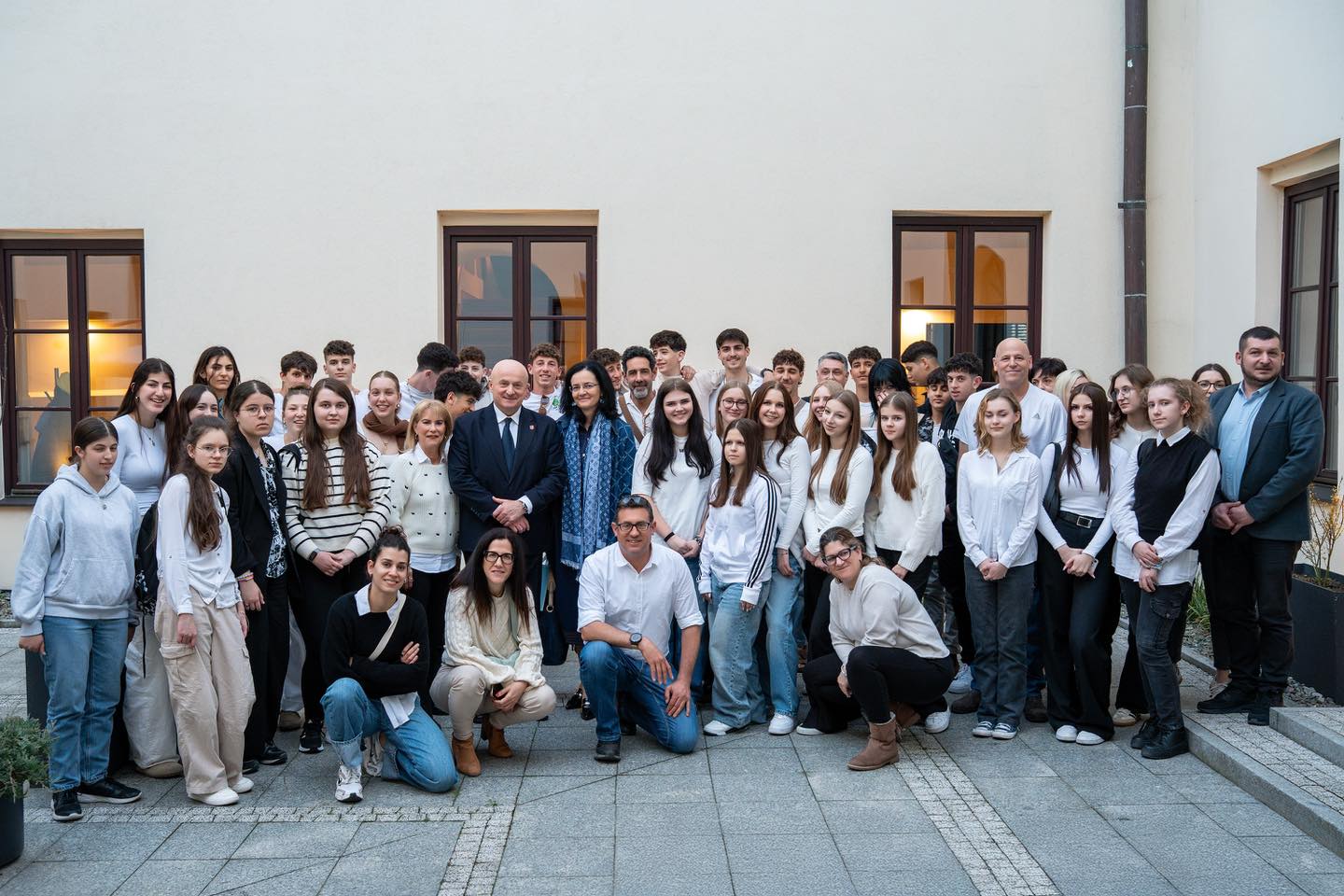 Marszałek Jarosław Stawiarski pozuje do zdjęcia z siatkarzami i siatkarkami z Izraela