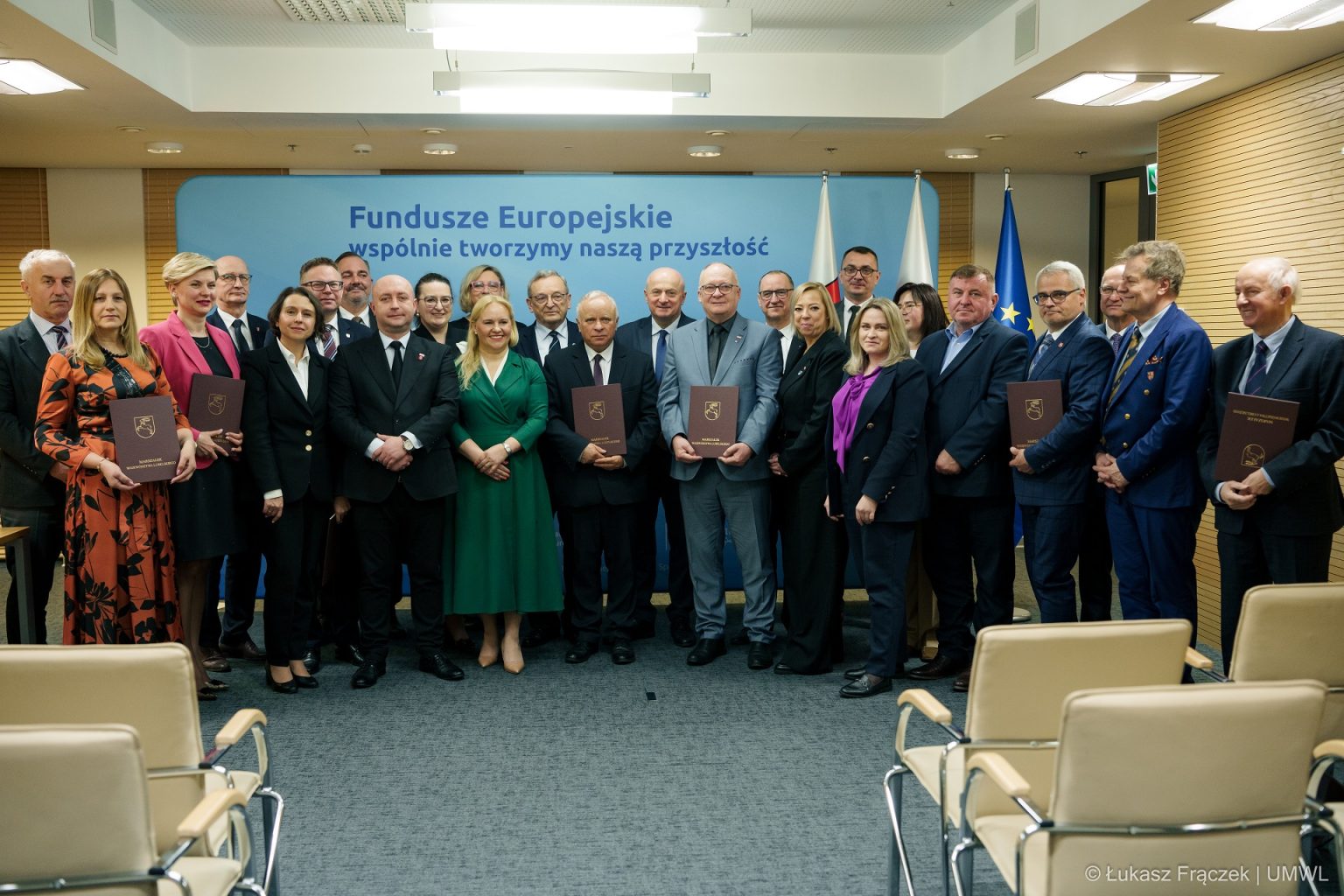 Marszałek Jarosław Stawiarski i wicemarszałek Piotr Breś na wspólnym zdjęciu z beneficjentami