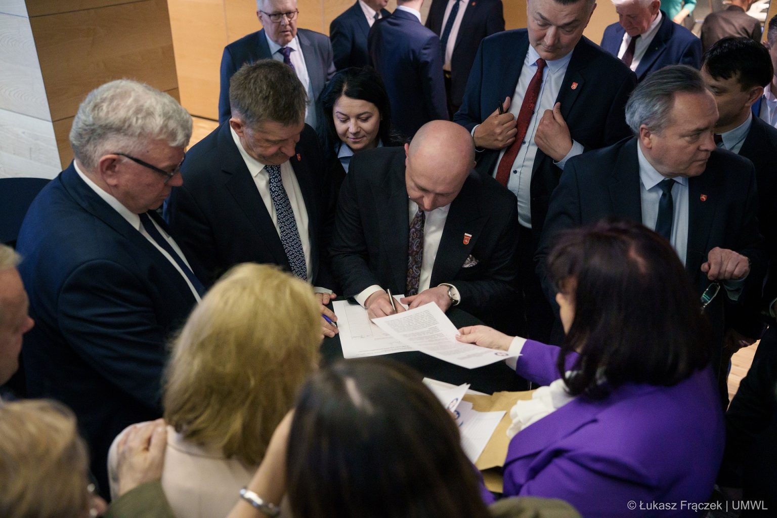 Wicemarszałek Piotr Breś podczas składania podpis pod petycją