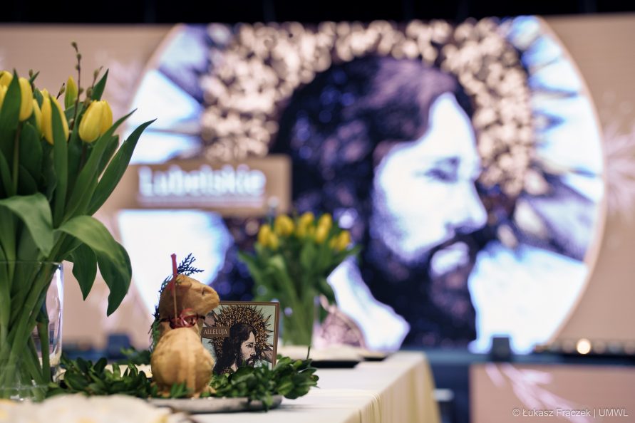 Stół z ozdobami świątecznymi