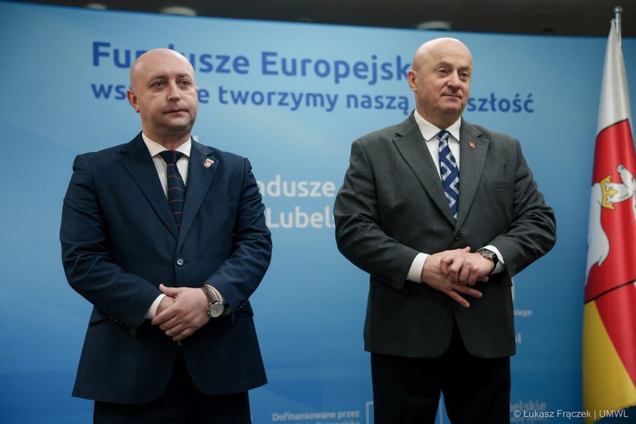 Marszałek Jarosław Stawiarski wręcza podpisana umowę Beneficjentce programu