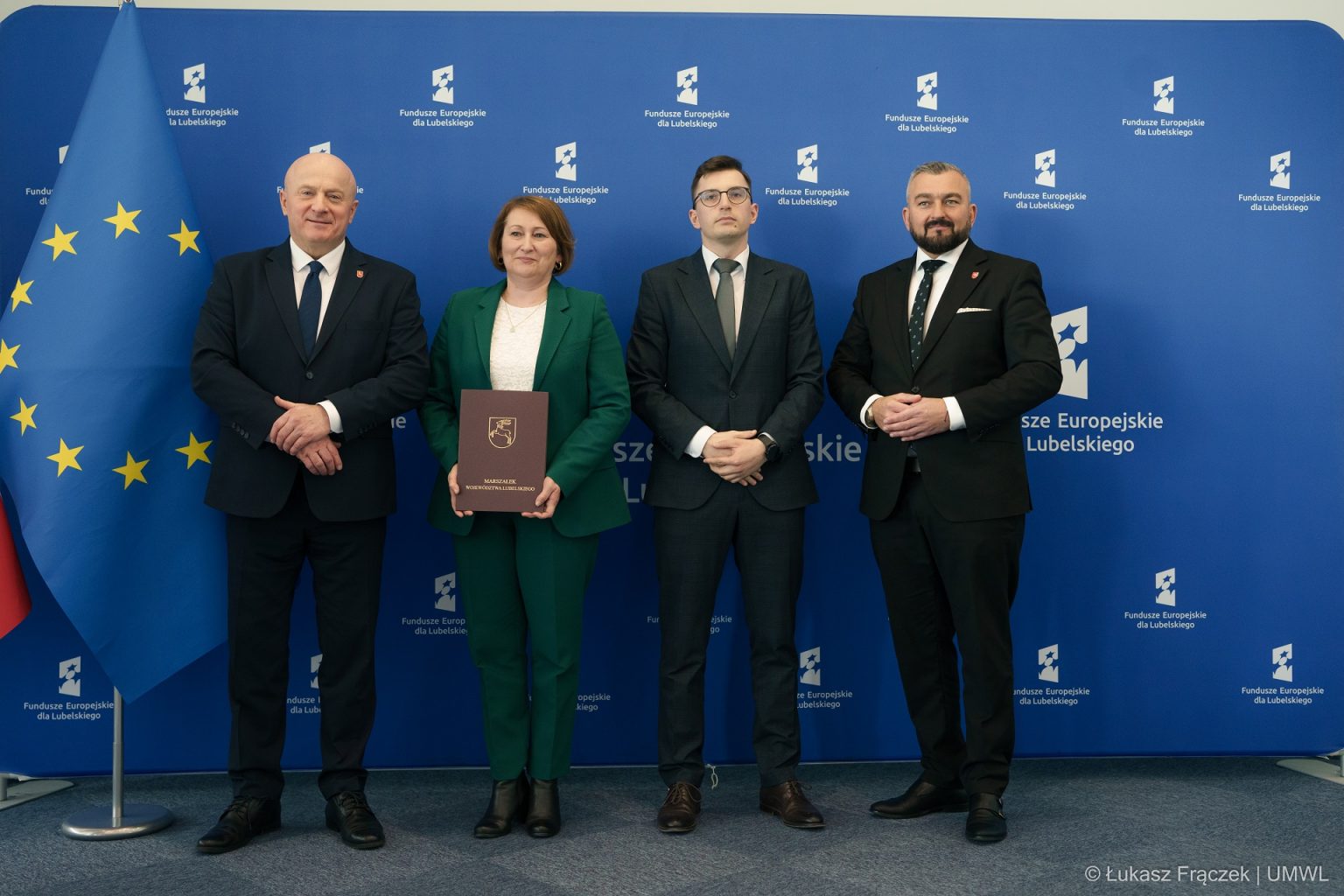 Marszałek Jarosław Stawiarski i Członek Zarządu Jarosław Kwasek na wspólnym zdjęciu wraz z beneficjentami