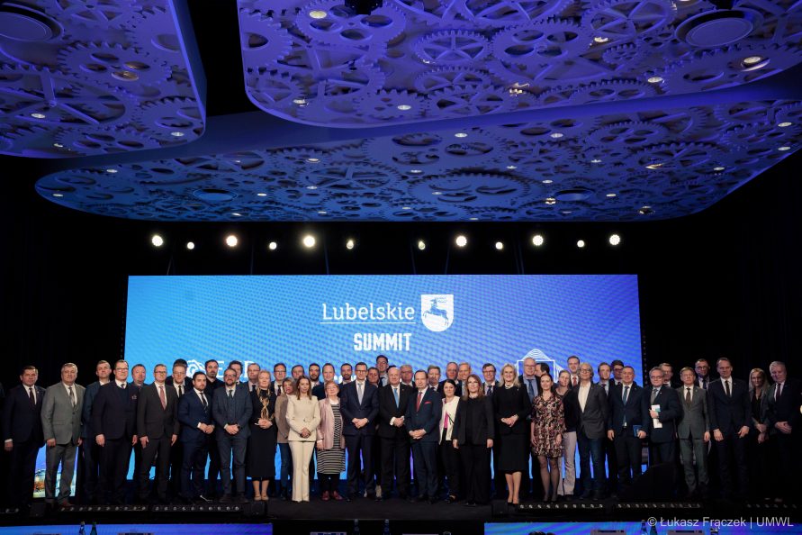 Family photo uczestników Szczytu Konserwatywnych Przywódców Samorządowych na scenie w Lubelskim Centrum Konferencyjnym