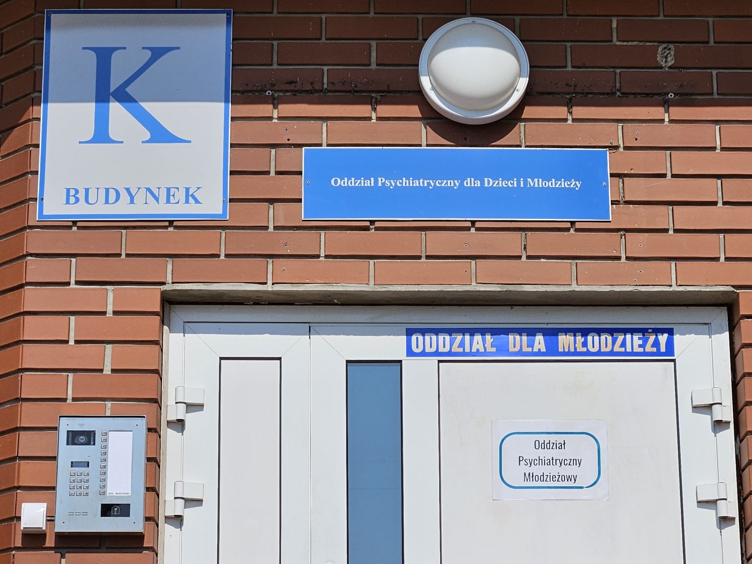 Widok na wejście od zewnątrz na oddział szpitala