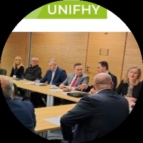 Ludzie podczas spotkania projektowego