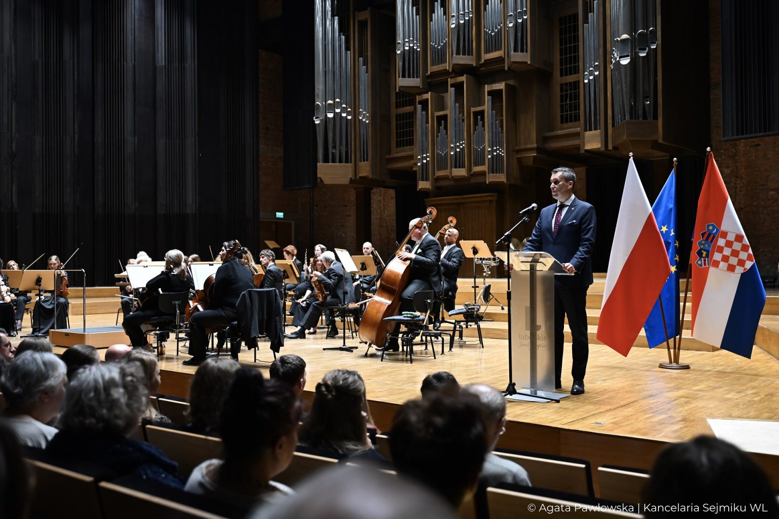 Członek Zarzadu Marcin Szewczak podczas otwarcia koncertu w filharmonii