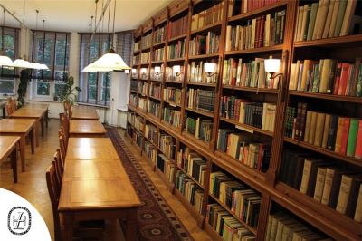 wnętrze biblioteki, regały z książkami