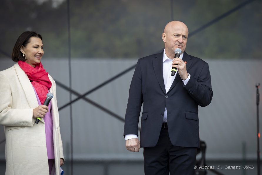 Marszałek Jarosław Stawiarski i konferansjerka Anna Popek