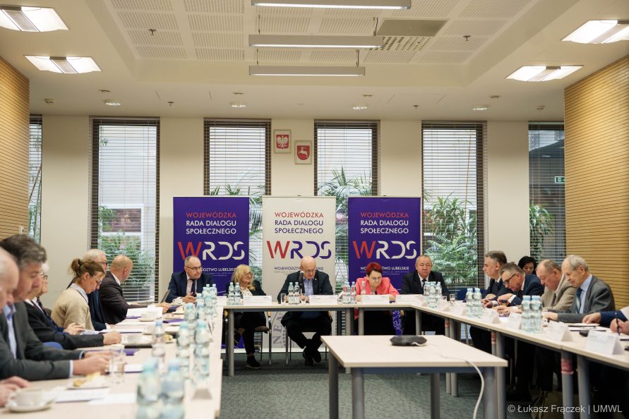 Członkowie Rady Dialogu Społecznego podczas posiedzenia Plenarnego WRDS WL
