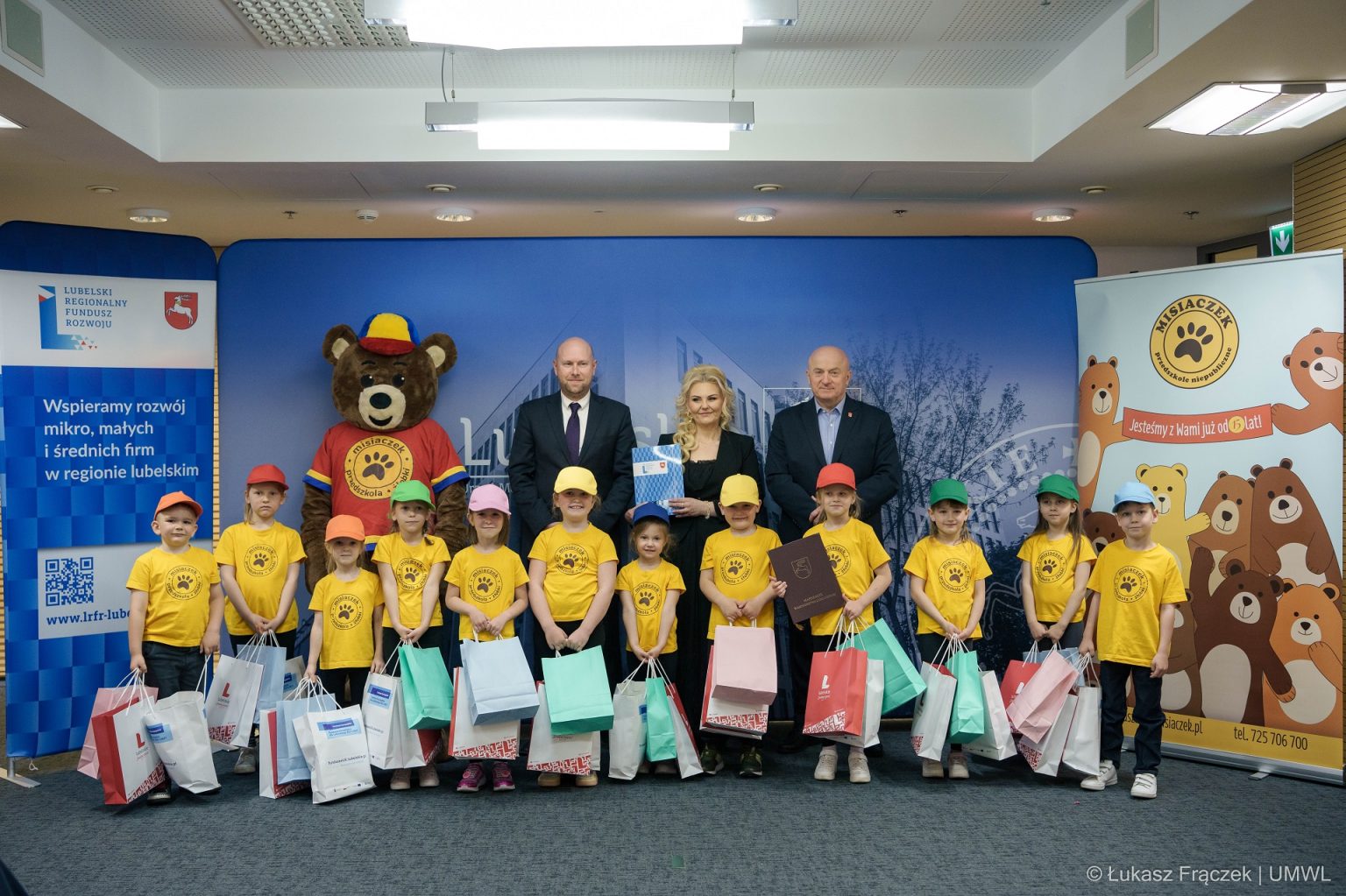 Marszałek Jarosław Stawiarski pozuje wspólnie do zdjęcia z dziecmi z przedszkola misiaczki