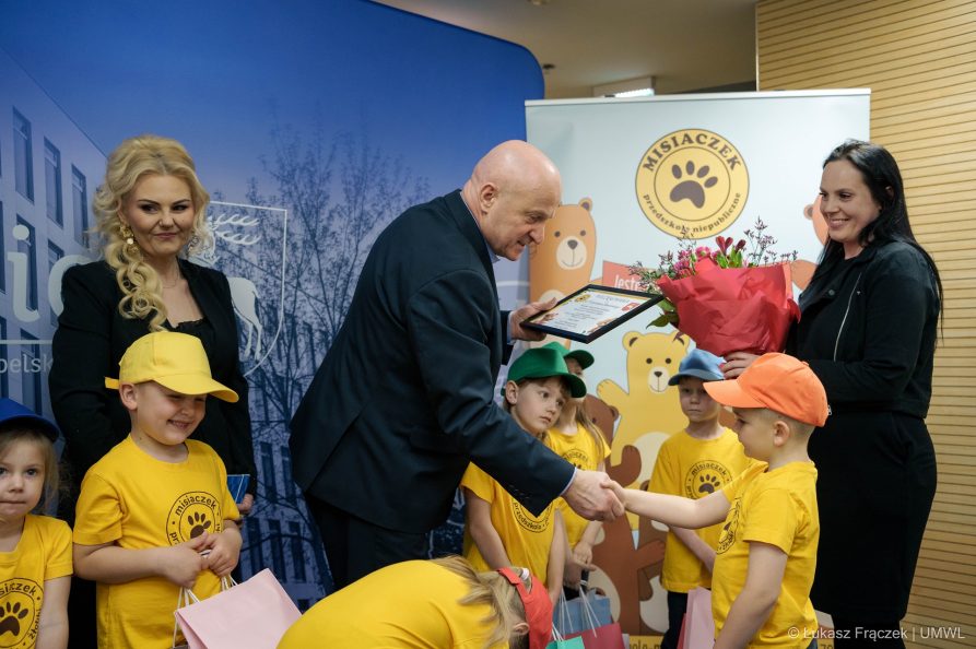 Marszałek Jarosław Stawiarski w towarzystwie dzieci z Przedszkola Misiaczek