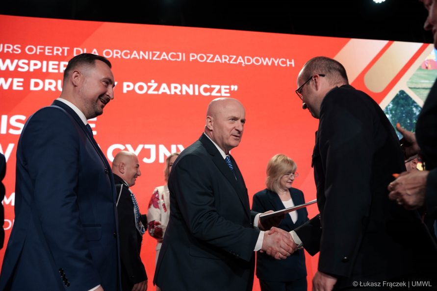 Marszałek Jarosław Stawiarski i wicemarszałek Marek Wojciechowski wręczają umowy