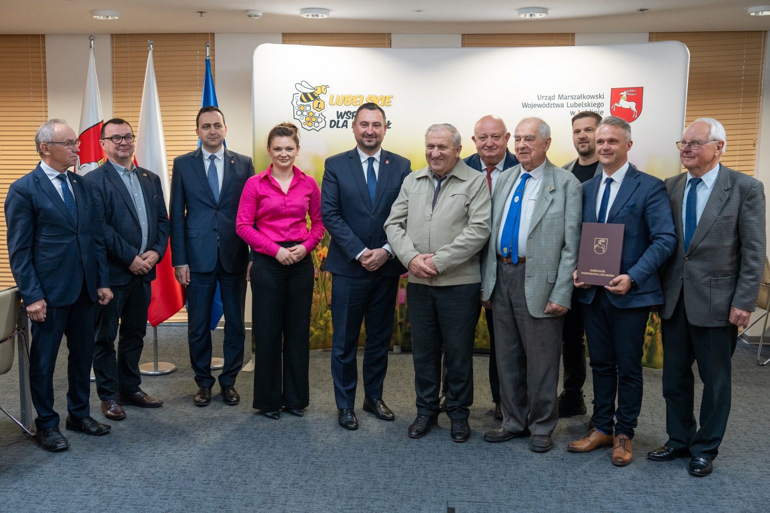 Wicemarszałek Marek Wojciechowski w towarzystwie lubelskich pszczelarzy